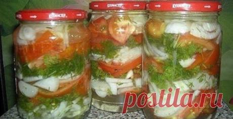 В том году пожалела, что сделала мало! Помидоры по-польски... Закатывайте побольше, зимой улетает!

В стерилизованные 600 г (3 штуки) банки укладываем слоями

 	лук полукольцами
 	петрушка+укроп+чеснок мелко порезанные
 	помидоры дольками — чередуем до заполнения банки, но обязательно верхний слой должен быть лук.
 	Заливаем кипящим маринадом (на 1 л ки