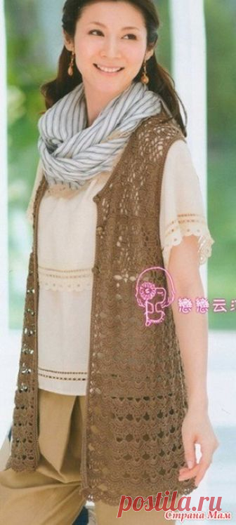 . Удлинённый жилет. Удлинённый жилет связан крючком двумя узорами, имеет слегка расклешённую к низу форму, застёгивается на пуговицы. http://woman7.ru/