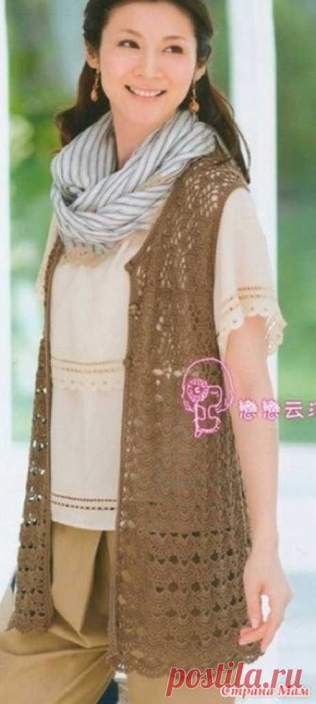 . Удлинённый жилет. Удлинённый жилет связан крючком двумя узорами, имеет слегка расклешённую к низу форму, застёгивается на пуговицы. https://woman7.ru/