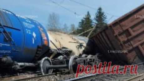 Пять вагонов поезда сошли с рельсов в российском регионе. Пять вагонов грузового поезда сошли с железнодорожных путей в Березовском районе Красноярского края. Об этом в своем Telegram-канале сообщила Западно-Сибирская транспортная прокуратура. По данным ведомства, инцидент произошел около 13:00 ...