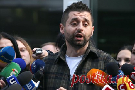 На Украине рассказали о грядущем кризисе в Верховной Раде. Лидер фракции «Слуга народа» в Верховной Раде Давид Арахамия заявил, что многие депутаты Верховной Рады планируют сложить свои мандаты, из-за чего украинскому парламенту грозит кризис. По его словам, еще 17 депутатов от фракции «Слуга народа» выразили желание сложить полномочия.