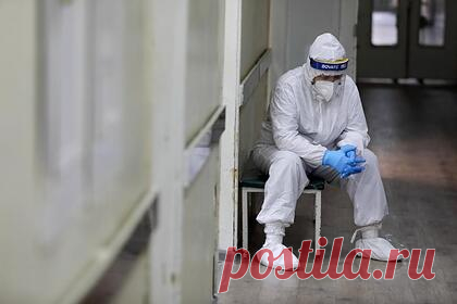 В России предложили увеличить отпуск работающим с коронавирусом медикам. В России предложили увеличить оплачиваемый отпуск врачам и медперсоналу, работающим с коронавирусными пациентами. Такую инициативу предложил депутат законодательного собрания Ленинградской области Владимир Петров. По его словам, именно благодаря медикам удается сдерживать распространение COVID-19.