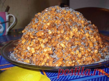 Торт "Муравейник"
Один из самых вкусных и простых тортов
 
Ингредиенты:

тесто:
- 200 г сметаны (20%)
- 200 г сливочного масла
- 100 г сахара
- 400-500 г муки
- 2 ч. ложки разрыхлителя
крем:
- 1 банка вареной сгущенки (380 г)
- 200 г сливочного масла
- грецкие орехи (по вкусу, на мой взгляд, чем больше, тем вкуснее

Приготовление:

Заранее разогрейте духовку до 180 С. Смешайте сметану, размягченное сливочное масло, сахар, а потом, всыпав муку и разрыхлитель, замесите песоч...