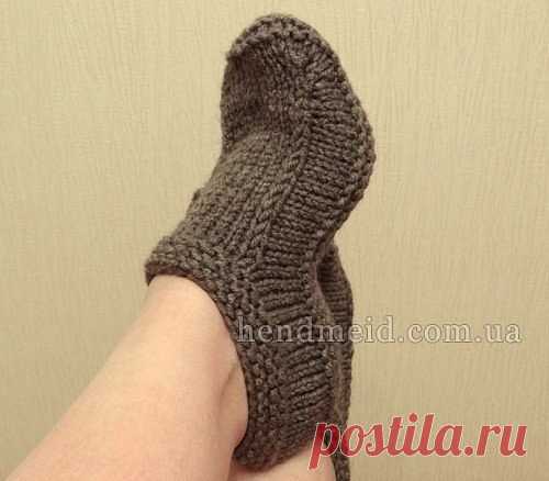 Домашние тапочки из толстой пряжи вязаные спицами

Эти домашние тапочки связаны из толстой полушерстяной пряжи, а потому очень теплые. А еще они очень удобные, хорошо сидят на ноге и быстро вяжутся. Подойдут они как мужчинам так и женщинам.
 
Автор и дизайнер этих тапочек Yuko Nakamura, 
Под свою пряжу, размер спиц, плотность вязания и размер ноги я переделала немного описание и предлагаю небольшой мастер-класс по вязанию спицами домашних тапочек. 
 
Размер на наш 39, длин...