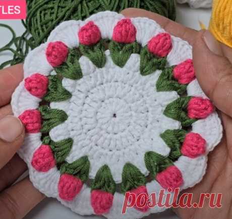 Простая подставка под стакан с цветком, связанная крючком 🌷