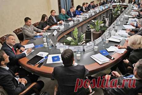 Российским компаниям разрешили платить налоги по-новому. Компаниям и индивидуальным предпринимателям, работающим в России, разрешили использовать новый порядок уплаты налогов, а также взносов, сборов, пеней, штрафов и процентов. Речь идет едином налоговом платеже, к которому организации смогут прибегнуть при перечислении средств в бюджет с 1 июля по 31 декабря.