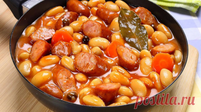 Дорогие друзья, спешу поделиться с вами рецептом настолько вкусной фасоли, что стоит сделать ее один раз, как она станет постоянным гостем на вашей кухне. Вкусная белая фасоль, да еще и ароматными охотничьими колбасками, и все это тушеное с помидорами в собственном соку, да со специями. Скажите, ну что может быть вкуснее этого сытного и очень …