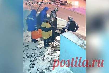 Раскрыта причина прыжка из окна раздетой россиянки с ребенком. В Екатеринбурге женщина с сыном-третьеклассником выпрыгнула из окна. В региональном главке МВД России сообщили, что женщина увидела «что-то страшное и опасное» под кроватью. Ранее раздетую россиянку и ее ребенка нашли у подъезда с переломанными ногами, ребенок не пострадал.