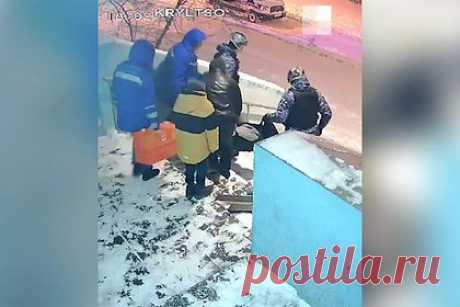 Раскрыта причина прыжка из окна раздетой россиянки с ребенком. В Екатеринбурге женщина с сыном-третьеклассником выпрыгнула из окна. В региональном главке МВД России сообщили, что женщина увидела «что-то страшное и опасное» под кроватью. Ранее раздетую россиянку и ее ребенка нашли у подъезда с переломанными ногами, ребенок не пострадал.