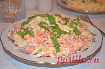 Паста со слабосоленой семгой. Тальятелле с семгой Паста со слабосоленой семгой - это быстрое и вкусное блюдо, которое идеально подходит для обеда или ужина. Сочетание тальятелле с нежной семгой и сливочным соусом создаёт насыщенный вкус. Подаётся с зеленью для свежести и аромата.