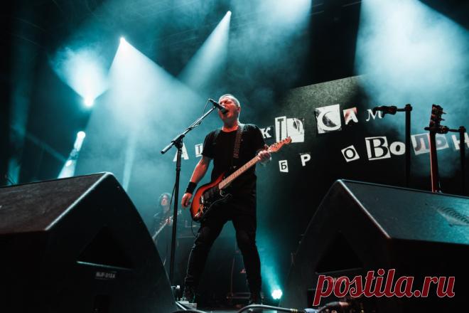 Продюсер Чернин сообщил о запрете двух песен «Агаты Кристи». Песни «Моряк» и «Опиум для никого» были написаны в середине 90-х годов.