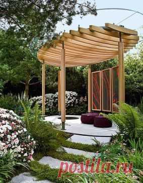 Современная версия беседки была сделана специально для садовой выставки в Челси. У нее двойная крыша: деревянная решетка защищает от солнца, а плексиглас от дождя. Хороший вариант для стран с капризным климатом, вроде Англии или России.