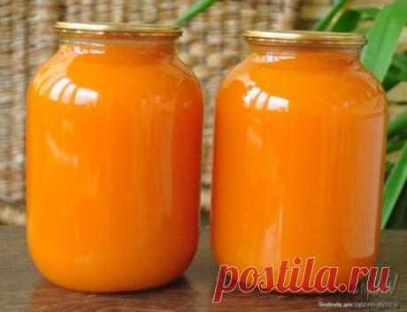 Тыквенный сок с мякотью 
Понадобится: 
2 кг очищенной тыквы 
200 гр сахара 
сок двух крупных апельсинов 
0,5 ч.л. лимонной кислоты 
Тыкву очистить, произвольно нарезать, сложить в кастрюлю, залить водой так, чтобы покрыла и поставить на огонь. Варить на медленном огне до полной готовности тыквы. 
Далее тыкву следует измельчить блендером или протереть через сито. 
Добавить апельсиновый сок, сахар, лимонную кислоту и снова поставить на огонь. Попробовать, довести до приятного кисло-сладкого вк