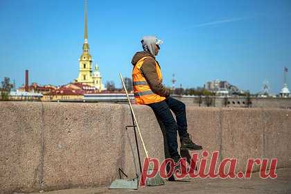В России нашли способ привлечь больше трудовых мигрантов. МВД поддержало некоторые послабления миграционного законодательства, которые предложил уполномоченный при президенте России по защите прав предпринимателей Борис Титов. В частности, он выступил за увеличение срока действия трудовых патентов с года до трех лет. Идеи Титова поддержали также в ФСБ и Минфине.