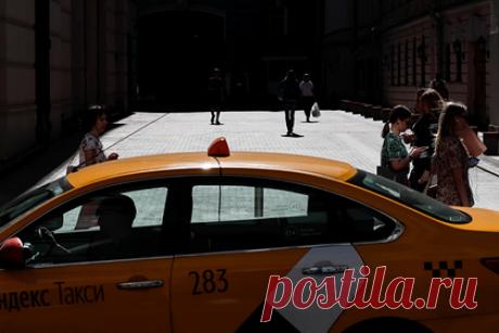 В Омске таксист оскорбил пассажирку и получил штраф. В Омске по постановлению прокурора водителя такси привлекли к административной ответственности за оскорбление 21-летней пассажирки. Ролик с конфликтом, произошедшим в салоне автомобиля, таксист опубликовал на канале одного из видеохостингов в сети. Запись набрала свыше 90 тысяч просмотров.