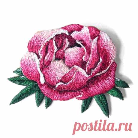 Вышивка гладью. Что следует знать о технике новичку В отличие от вышивки крестиком, в основе которой лежат схемы, вышивка гладью дарит свободу действий, заинтриговывает. Но, увы, именно эта свобода и становится нередко главным препятствием на пути к успешному результату. Что следует знать новичку о технике вышивания гладью?