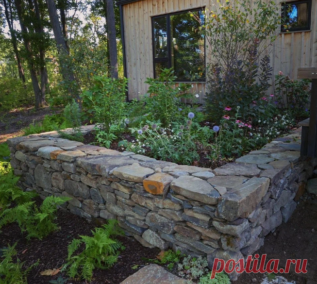 Ограждения могут быть:

Из гладких булыжников приблизительно одинакового размера.
В виде заборчика с каменистой поверхностью (например, часто используют сланец и базальт).
Из мелких декоративных камней.
Из кирпича.