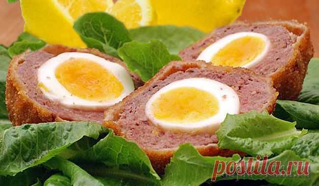 Яйца по-шотландски с колбасным фаршем.
Очень симпатичная и вкусная закуска с хрустящей корочкой, подходит для праздничного стола. готовится из таких продуктов: фарш колбасный, вареные яйца, одно сырое, мука, панировочные сухари и жир для фритюра.