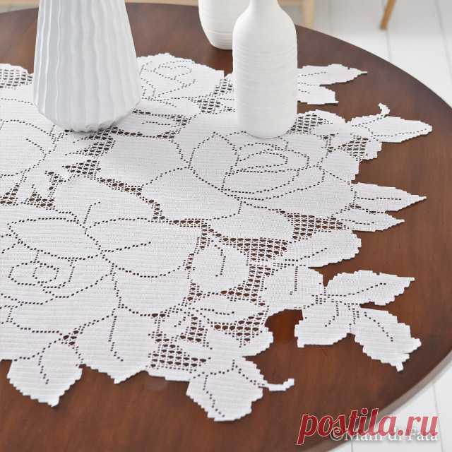 Scheme on paper to realize the crochet filet doily with bunch of roses
