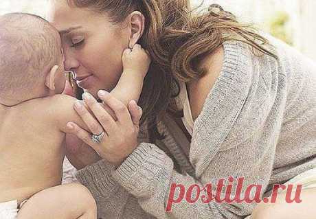 Мне однажды сын сказал — Я хочу, чтоб были… Как у птицы у тебя… воооот такие Крылья… Стал полет мне по плечу, ощутила силу… «И куда ж я полечу?» Я его спросила… Сын ответил-Никуда… Мамы не летают!!! Мамы крыльями всегда… Деток закрывают…