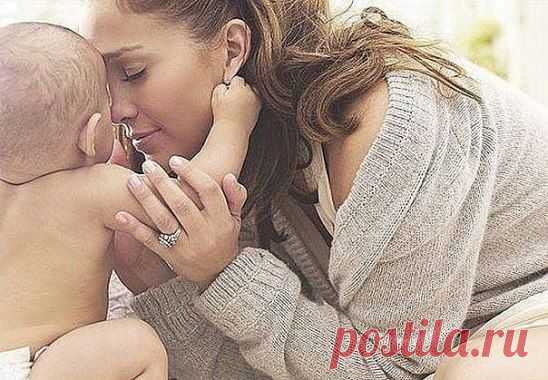 Мне однажды сын сказал — Я хочу, чтоб были… Как у птицы у тебя… воооот такие Крылья… Стал полет мне по плечу, ощутила силу… «И куда ж я полечу?» Я его спросила… Сын ответил-Никуда… Мамы не летают!!! Мамы крыльями всегда… Деток закрывают…