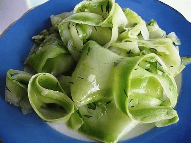 Попробуйте такой замечательный рецептик! 
Это удивительное по своему вкусу и приготовлению блюдо я впервые попробовала на пикнике. Одна знакомая угостила нас этой закуской. Естественно, что после первого стола маринованных кабачков в тарелке не осталось совсем, потому что их необычный вкус понравился всем. Потом я приготовила их сама, и снова уже мои знакомые были удивленны вкусом маринованных кабачков.