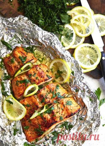 ​Лосось с лимоном и медом Ингредиенты:Филе лосося &mdash; 800 гОливковое масло (для смазывания) &mdash; 1 ст. л.Оливковое масло &mdash; 1 ч. л.&nbsp;Соль &mdash; по вкусуЧерный перец &mdash; по вкусуМед &mdash; 1 ч. л.Сок лимона &mdash; 1 шт.Лимон (для подачи) &mdash; 0,5 шт.Укроп, измельчить &mdash; 1 ст....