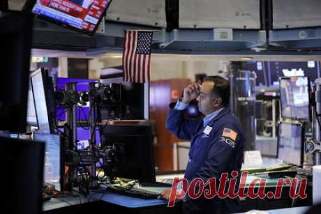 Богатейшие американцы за день потеряли 93 миллиарда долларов. Богатейшие американские бизнесмены 13 сентября потеряли более 93 миллиардов долларов из-за обвала фондового рынка США на фоне публикации данных о высокой инфляции. Так, состояние главы Amazon Джеффа Безоса сократилось на 9,84 миллиарда долларов, состояние владельца Tesla Илона Маска — на 8,4 миллиарда долларов.