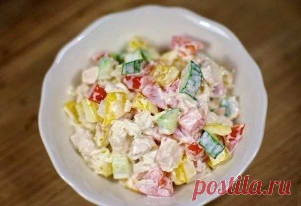 КУРИНЫЙ С ОВОЩАМИ !!!  ** Куриное филе  300г -отвари 20мин;  томат 3шт, огурец 2шт, болг/перец 1шт - всё кубиком, сыр тертый, соль, перец, майонез.