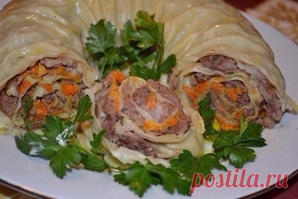 Обалденный ХАНУМ
Ингредиенты:

Для теста:

Яйцо — 1 шт.
Вода — 50–100 мл
Растительное масло — 1–2 ст. л.
Мука — сколько возьмет тесто

Для начинки:

Фарш — по вкусу
Морковь — 2 шт.
Лук — 2 шт.
Соль — по вкусу
Перец — по вкусу

Дополнительно:
Лавровый лист — по вкусу
Душистый перец — по вкусу
Растительное масло — для смазывания

Приготовление:

Замесить крутое тесто и дать ему отдохнуть, пока готовится начинку.
2. На крупную терку натереть 2 моркови и 2 головки мелко пореза...