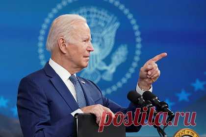 Байден раскрыл стратегию борьбы с омикрон-штаммом. В рамках нового плана борьбы с пандемией коронавируса в зимний период президент США Джо Байден раскрыл стратегию противодействия омикрон-штамму. «Мы будем бороться с этим вариантом с помощью науки и скорости, а не хаоса и неразберихи», — рассказал американский лидер.
