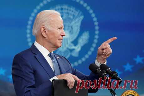 Байден раскрыл стратегию борьбы с омикрон-штаммом. В рамках нового плана борьбы с пандемией коронавируса в зимний период президент США Джо Байден раскрыл стратегию противодействия омикрон-штамму. «Мы будем бороться с этим вариантом с помощью науки и скорости, а не хаоса и неразберихи», — рассказал американский лидер.