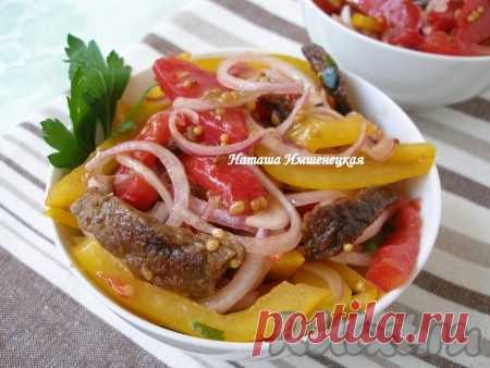 Салат с мясом и болгарским перцем - 11 пошаговых фото в рецепте Рецептом салата с мясом и болгарским перцем поделилась моя подруга Анна. Это блюдо прочно обосновалось в нашем семейном меню. Особенно хорошо готовить салат летом, в пору спелых сочных овощей. Салат с мясом и болгарским перцем сочный, сытный и очень вкусный. Ингредиенты
