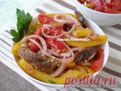 Салат с мясом и болгарским перцем - 11 пошаговых фото в рецепте Рецептом салата с мясом и болгарским перцем поделилась моя подруга Анна. Это блюдо прочно обосновалось в нашем семейном меню. Особенно хорошо готовить салат летом, в пору спелых сочных овощей. Салат с мясом и болгарским перцем сочный, сытный и очень вкусный. Ингредиенты