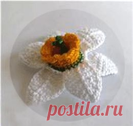 Вязаная брошь "Нарцисс" | www.hm-school.ru