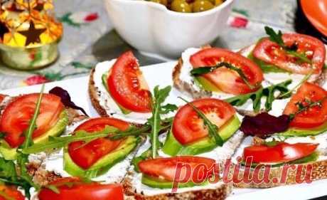 5 вариантов вкусных перекусов 

Сохраняйте, чтобы не потерять : 
 
1 Бутерброд из цельнозернового хлеба с адыгейским сыром и авокадо. 
Тоненький кусочек хлеба или хлебец смазываем йогуртом или сметаной. Затем кладем жареный адыгейский сыр, кусочек авокадо и ломтик помидора. Можно посыпать бутерброд кунжутным семечком. 
 
2 Мягкий творог с ягодами 
Берем баночку 5% мягкого творога 120 гр, добавляем в него любые ягоды голубику, клубнику, банан, мандарин, апельсин или смороди...