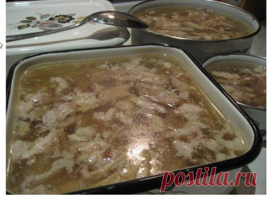 Как правильно приготовить вкусный холодец...
Основные правила приготовления хорошего холодца
Для того чтобы приготовить прозрачный холодец, необходимо помнить 
несколько простых правил, придерживаясь которых можно будет без труда сотворить этот кулинарный шедевр.
Правило 1. Выбор основного ингредиента – мяса.
Готовить холодец можно из любого мяса (из курицы, из свинины, из 
говядины, из свиных ножек и т.д.), самое главное, правильно выбрать 
основной продукт.
Покупать такой важный в холодце ко