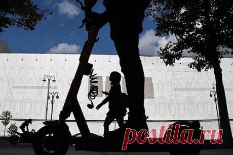 В России резко выросли продажи электросамокатов. В первом квартале 2023 года продажи электросамокатов в России выросли на 43 процента по сравнению с аналогичным периодом прошлого года и составили 24,5 тысячи устройств. Эксперты ждут дальнейшего роста спроса из-за сезонности, но ситуация может измениться из-за введения правил дорожного движения для электросамокатов.