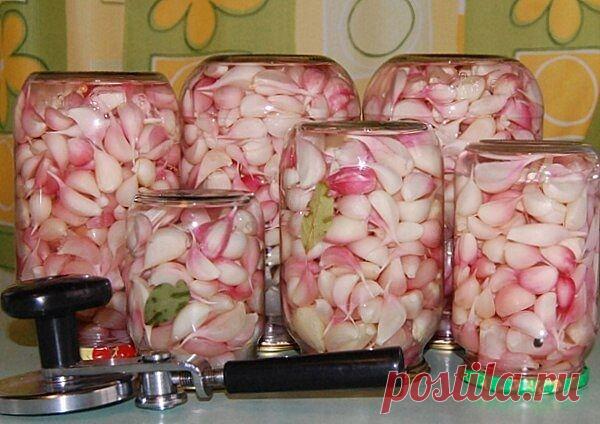 Маринованный чеснок. Холодный способ 

Чеснок – 1 кг 
Вода – 600 мл 
Сахар – 4 ст. л. 
Черный перец горошком – 7 шт. 
Гвоздика – 10 бутонов 
Уксус – 3 ст. л. 

Очистите овощ от верхнего слоя шелухи. В отдельную кастрюлю добавьте воду, сахар, соль, гвоздику и перец горошком. Вскипятите, снимите с огня кастрюлю и влейте уксус. В стеклянную банку уложите рядами головки и доверху залейте маринадом. Плотно закройте крышкой и уберите в прохладное место, но не в холодильник. Чере...