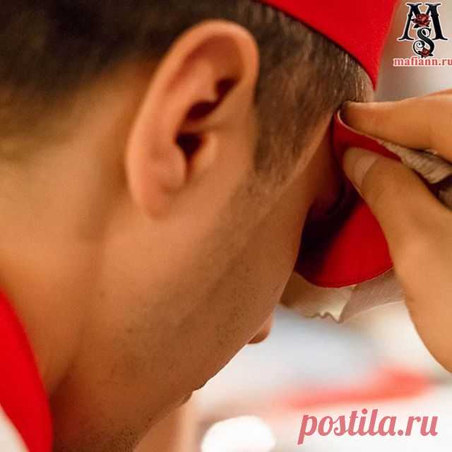 На изображении может находиться: один или несколько человек и часть тела крупным планом