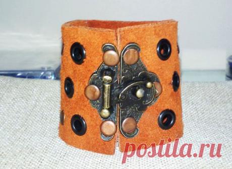 Кусочек замши, клёпки, люверсы и ... замочек для шкатулки - час работы и оригинальный, симпатичный браслетик готов!