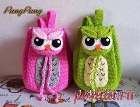 ЯРКИЙ ДЕТСКИЙ РЮКЗАК С СОВАМИ КРЮЧКОМ!

Симпатичный яркий детский рюкзачок можно связать для ребенка крючком. 

Итак, детский рюкзак с совами крючком.

Потребуются материалы:

* Пряжа розового, светло-розового, серого, белого, черного, оранжевого цветов. (лучше, чтобы пряжа была достаточно толстой.)

* крючок по вашу пряжу (скорее всего это будет размер 3-3,5)

* игла для сшивания деталей

* ножницы

Описание вязания начинаем с описания «мешка». 

Вязжем сам рюкзак:

Берем...