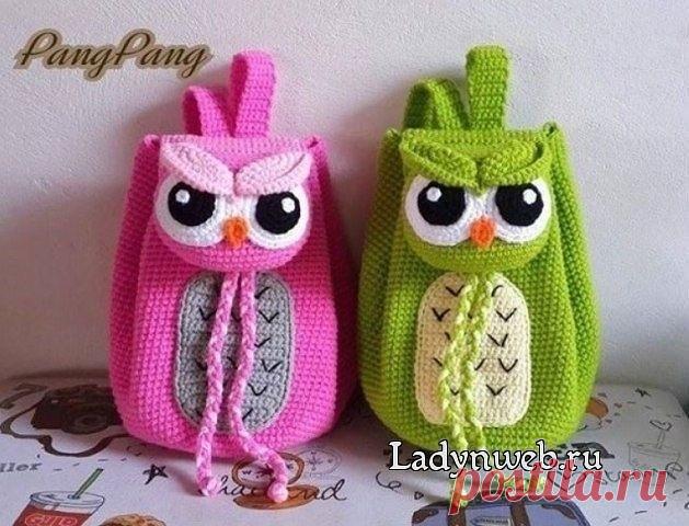 ЯРКИЙ ДЕТСКИЙ РЮКЗАК С СОВАМИ КРЮЧКОМ!

Симпатичный яркий детский рюкзачок можно связать для ребенка крючком. 

Итак, детский рюкзак с совами крючком.

Потребуются материалы:

* Пряжа розового, светло-розового, серого, белого, черного, оранжевого цветов. (лучше, чтобы пряжа была достаточно толстой.)

* крючок по вашу пряжу (скорее всего это будет размер 3-3,5)

* игла для сшивания деталей

* ножницы

Описание вязания начинаем с описания «мешка». 

Вязжем сам рюкзак:

Берем...