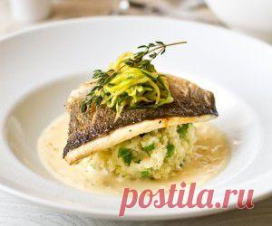 Дорада с картофельным гарниром и сливочно-горчичным соусом