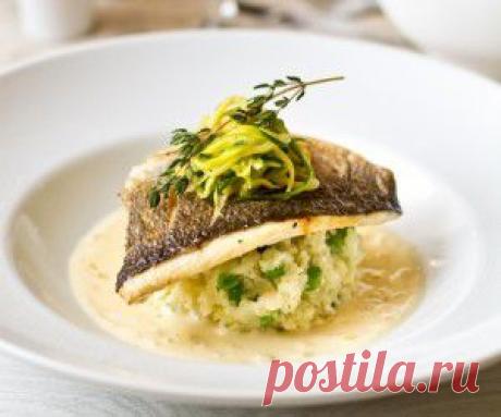 Дорада с картофельным гарниром и сливочно-горчичным соусом