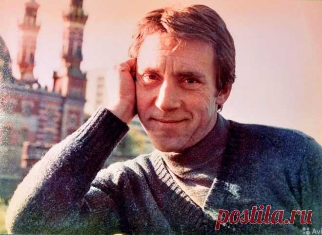 Посвящение высоцкому в. Посвящение высоцкому в. в
Любимова Лидия
ПОСВЯЩЕНИЕ  ВЫСОЦКОМУ  !!!!!!


Все было на разрыв  при жизни,голос ,нервы,ЛЮБОВЬ и ДУША.
Писал стихи,что внутри себя слышал,не воспринимала его партийная элита.
Был создан образ в той стране,законы примерного  поведения.
Он нарушал их порой - везде,вот закрыты пред носом были двери.
Не слушал он никого ,никого в том не обвинял,писал не намекая на личности.
Что в его ДУШЕ  творилось бумаге только доверял, от ...