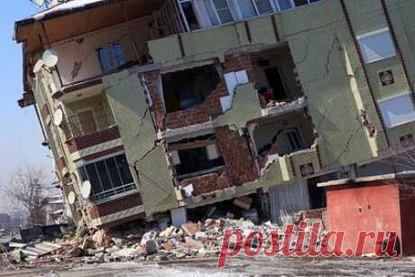 В Турции после землетрясений арестовали 188 застройщиков. В Турции после землетрясений арестовали 188 застройщиков и подрядчиков по подозрению в халатности. Отмечается, что власти страны выявили подозреваемых среди руководства и сотрудников компаний, которые могут быть виновными в обрушении зданий после подземных толчков. 218 человек освобождены из-под стражи.