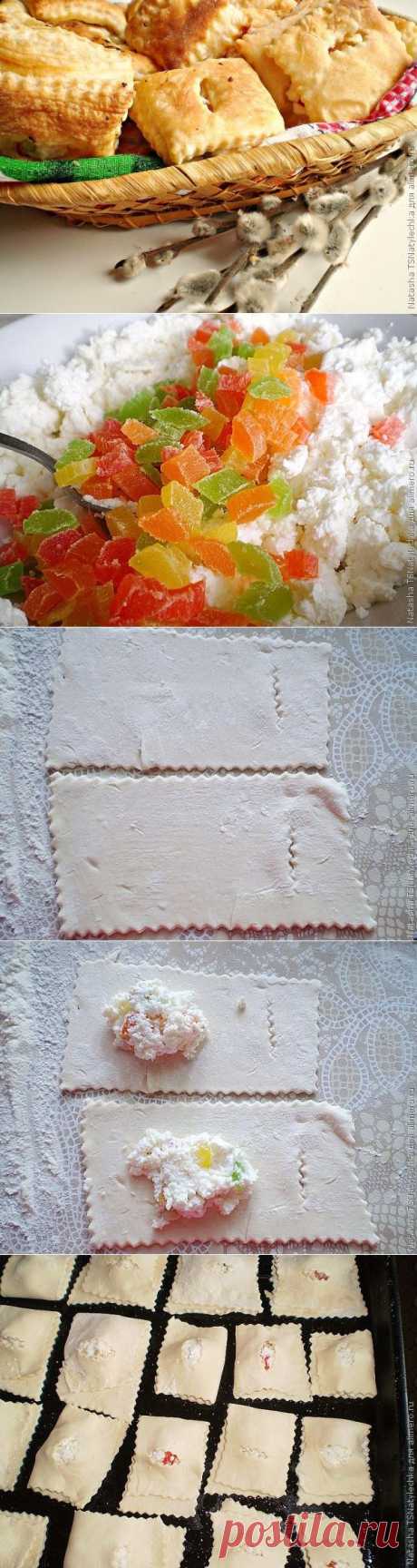 Слойки с творогом, цукатами и орехами.