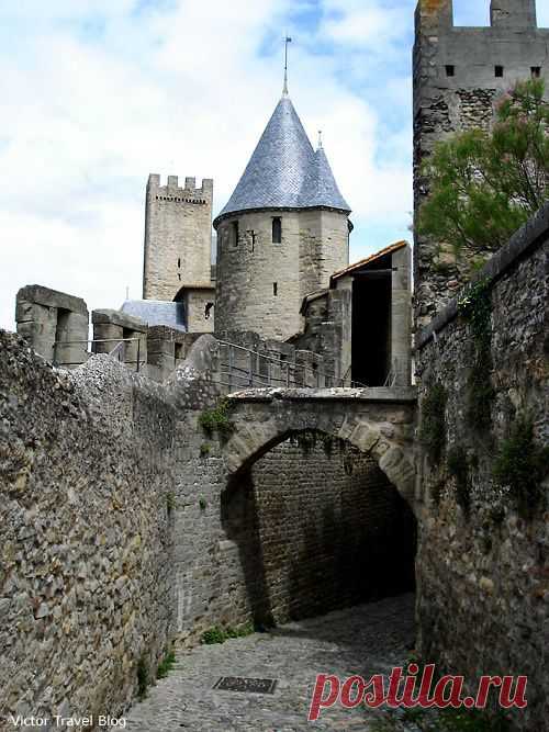Medieval city Carcassonne, Languedoc-Roussillon, France. There are lots of destroying or nearly destroyed castles and fortresses in beautiful France, but the Carcassonne is definitely worth of being carefully retained and kept for the offspring. www.victortravelblog.com/2013/04/30/cite-de-carcassonne/ | rick allenbach приколол(а) это к доске Fall back to the keep! | Pinte…