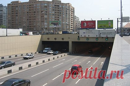 Грузовик влетел в Лефортовский тоннель и протаранил восемь машин. В Москве грузовик влетел в Лефортовский тоннель и протаранил восемь машин. Об этом сообщает Telegram-канал Shot. По данным издания, повреждено восемь легковых автомобилей, которые стояли в пробке. Марка грузовой машины на данный момент неизвестна. Отмечается, что две полосы из трех перекрыты.